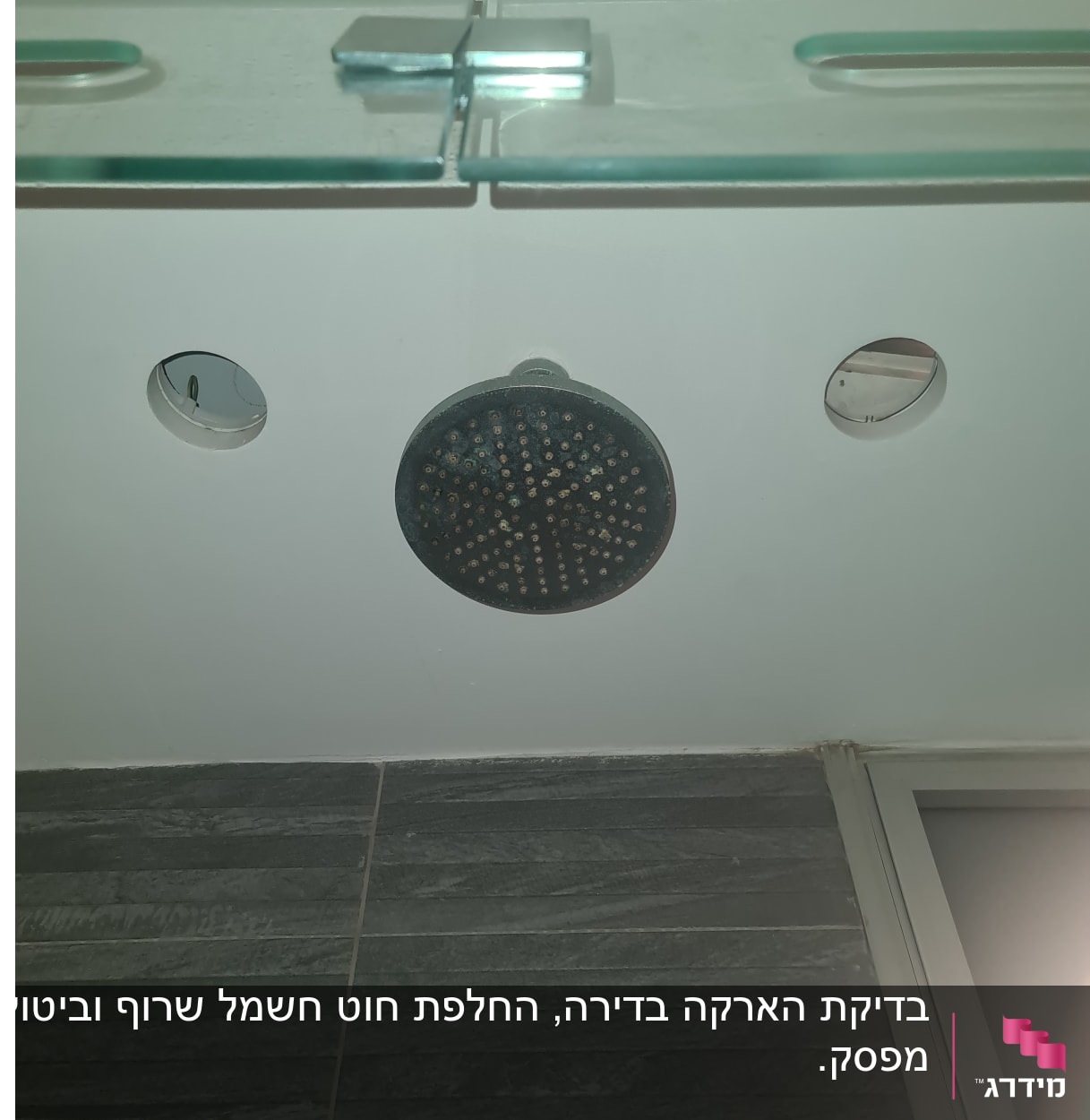 ראש מקלחת עגול מותקן בתקרה